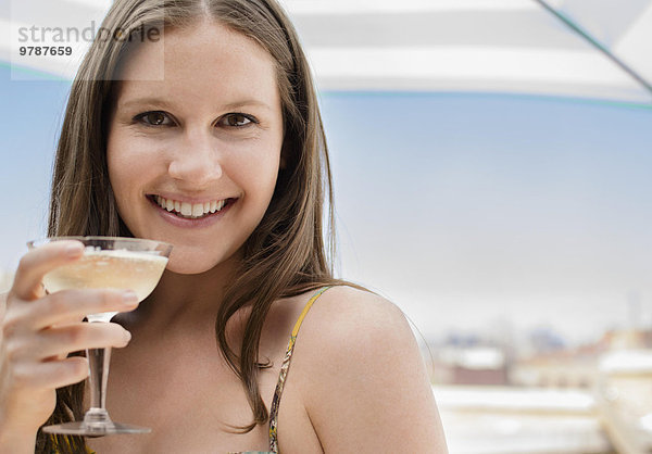 Außenaufnahme Europäer Frau Cocktail trinken freie Natur