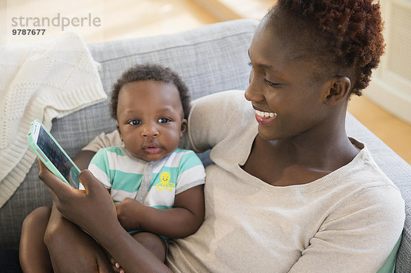 Handy benutzen Couch Sohn schwarz Mutter - Mensch