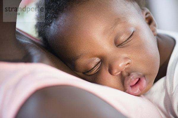 Junge - Person schlafen schwarz Close-up Mutter - Mensch