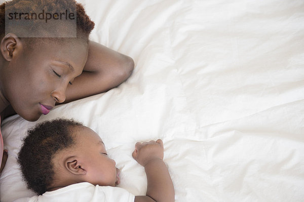 Sohn Bett schlafen schwarz Mutter - Mensch