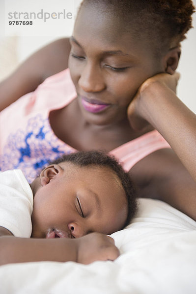 Sohn Bewunderung Bett schlafen schwarz Mutter - Mensch