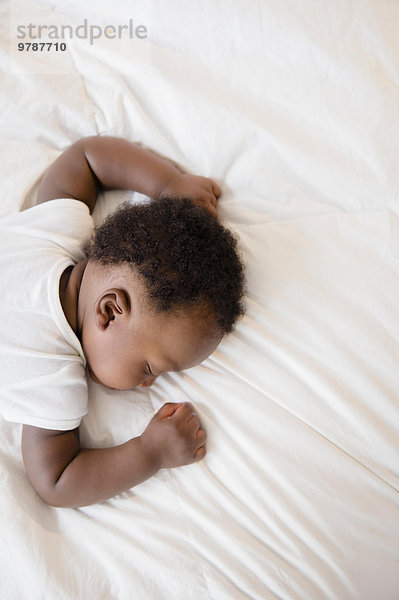 Junge - Person über Bett schlafen schwarz Ansicht Baby