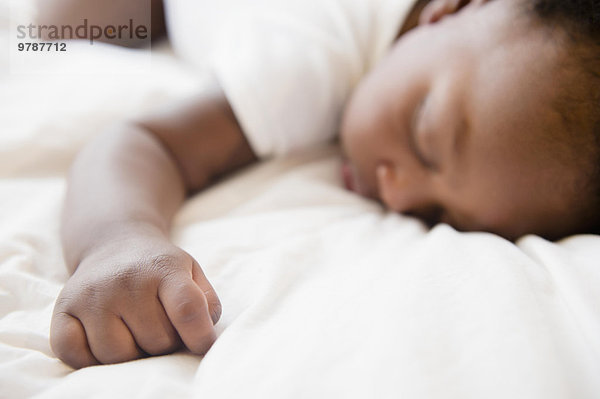 Junge - Person Bett schlafen schwarz Close-up Baby