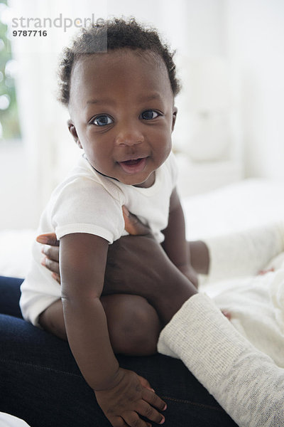 lächeln Junge - Person halten schwarz Close-up Mutter - Mensch Baby