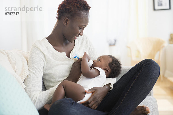 Junge - Person schwarz Close-up Mutter - Mensch Baby füttern
