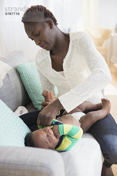 Junge - Person schwarz Close-up wechseln Windel Mutter - Mensch Baby