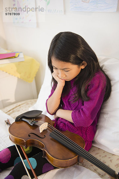halten Schlafzimmer Mädchen vietnamesisch Geige