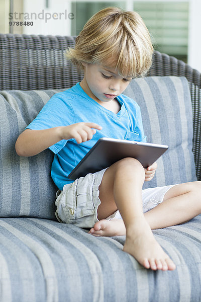 benutzen Europäer Couch Junge - Person Tablet PC