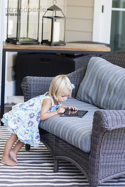 benutzen Europäer Couch Tablet PC Mädchen