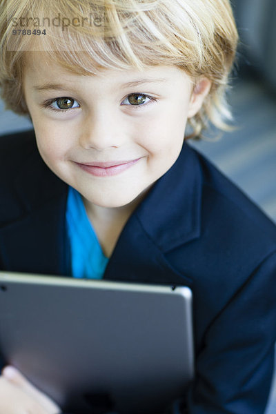 Europäer lächeln Junge - Person halten Tablet PC Anzug Business