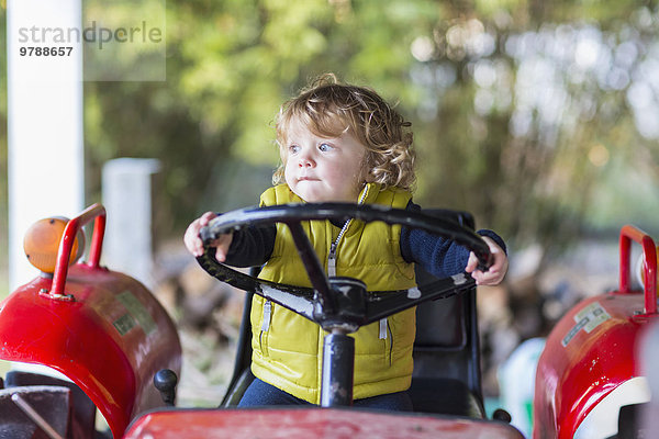 Europäer Junge - Person fahren Traktor Baby