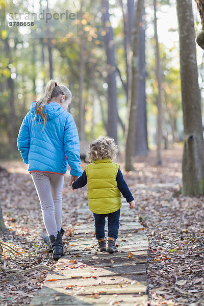 Europäer gehen Bruder Schwester