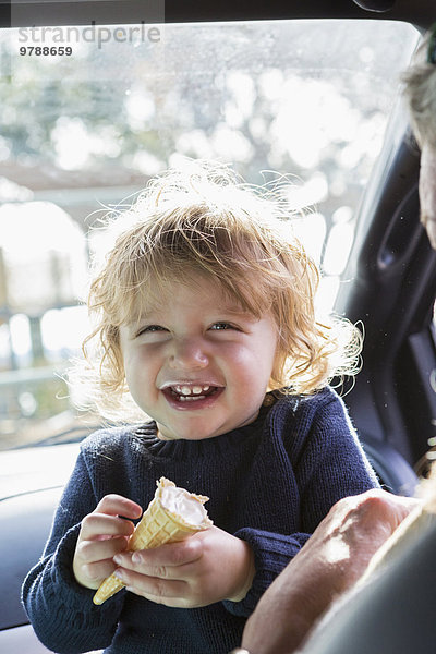Europäer Junge - Person Auto Eis essen essend isst Baby Sahne