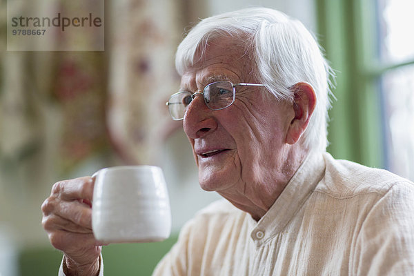 Europäer Mann trinken Kaffee alt