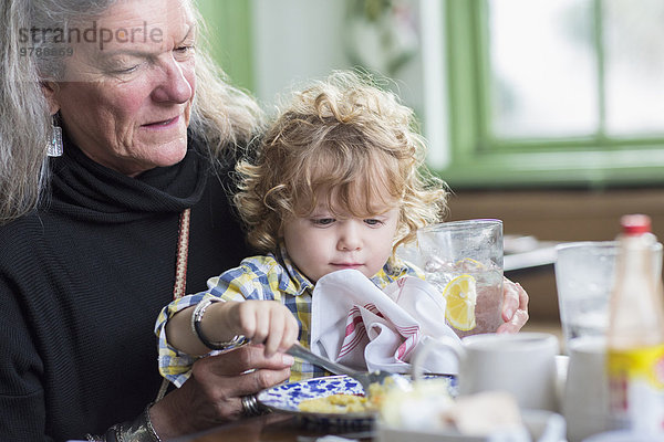 Abendessen Europäer Restaurant Großmutter Enkelsohn essen essend isst