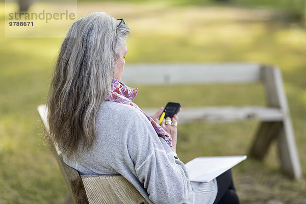 Handy Außenaufnahme benutzen Europäer Frau alt freie Natur