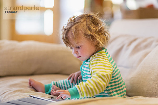 benutzen Europäer Couch Junge - Person Tablet PC Baby