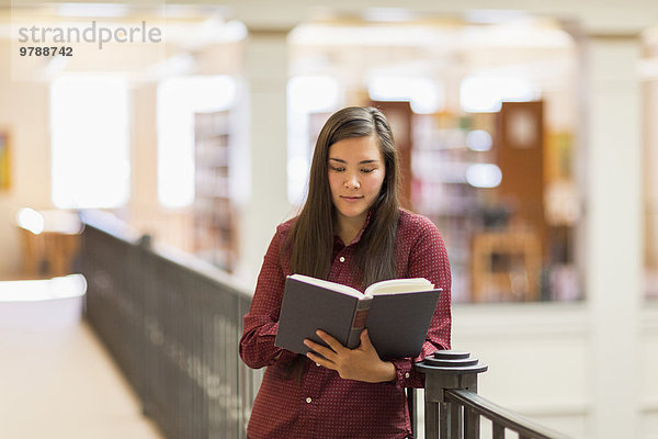 mischen Bibliotheksgebäude Student Mixed vorlesen