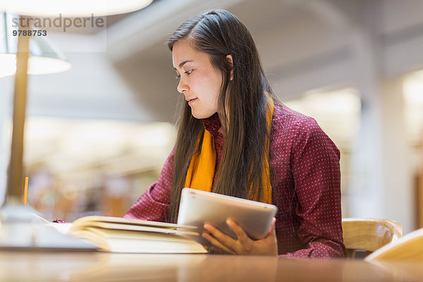 lernen mischen Bibliotheksgebäude Student Mixed