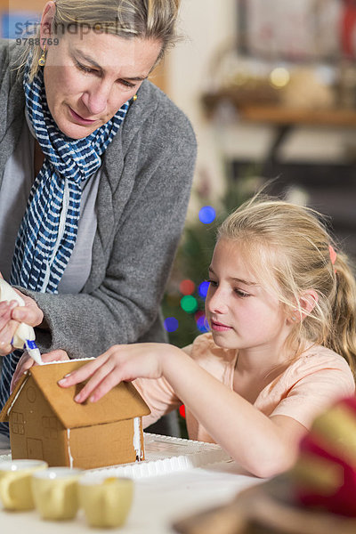 Lebkuchenhaus Europäer schmücken Tochter Mutter - Mensch