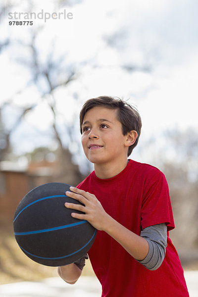 Außenaufnahme Europäer Junge - Person Basketball freie Natur spielen