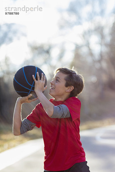 Europäer Junge - Person Basketball Gericht spielen