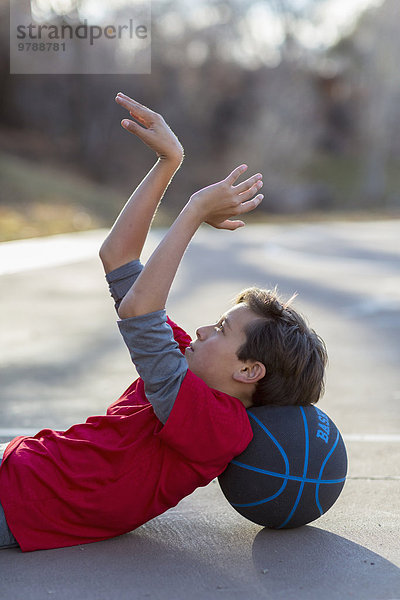 Europäer Junge - Person Basketball Gericht spielen