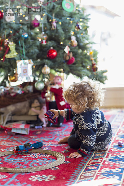 Europäer Junge - Person unterhalb Spielzeug Weihnachtsbaum Tannenbaum Baby spielen