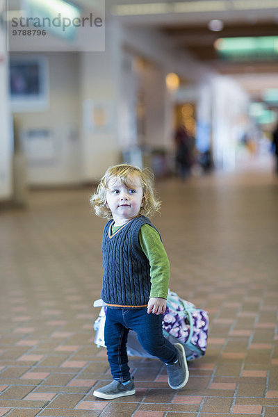 rollen Europäer Junge - Person Gepäck Flughafen Baby