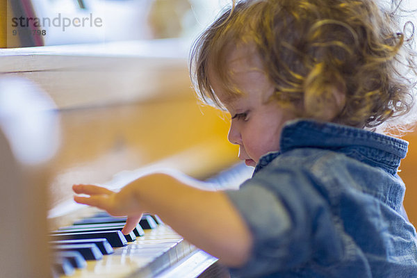 Europäer Junge - Person Klavier Baby spielen