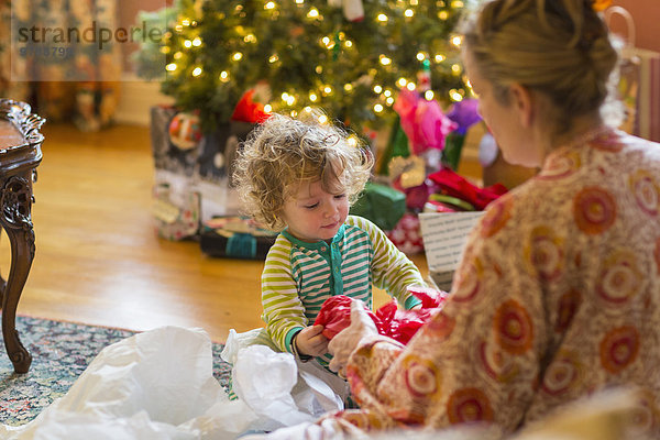 Geburtstagsgeschenk nahe aufmachen Europäer Sohn Weihnachtsbaum Tannenbaum Mutter - Mensch Baby