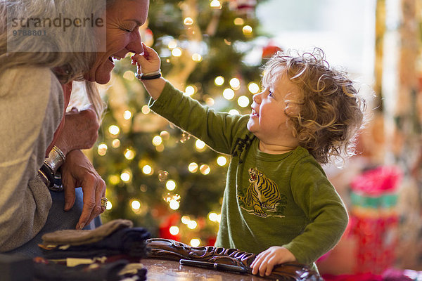 nahe Europäer Spielzeug Weihnachtsbaum Tannenbaum Großmutter Enkelsohn spielen