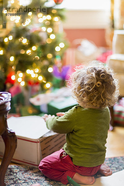 Geburtstagsgeschenk nahe aufmachen Europäer Junge - Person Weihnachtsbaum Tannenbaum Baby