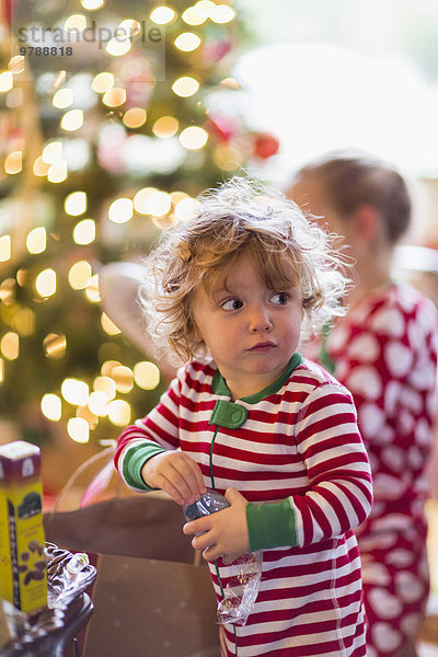 Geschenk nahe aufmachen Europäer Junge - Person Weihnachtsbaum Tannenbaum Baby