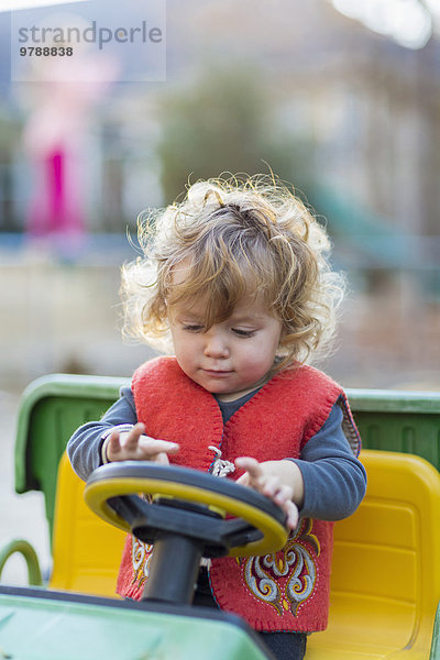Europäer Junge - Person fahren Traktor Spielzeug Baby