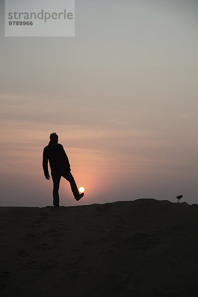 Mann  Silhouette vor Sonnenaufgang  Chintsa  Südafrika