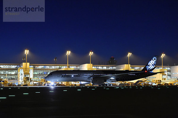 'Airbus A 350 900 XWB vor Terminal 2 bei Nacht  Flughafen München ''Franz Josef Strauß''  München  Oberbayern  Bayern  Deutschland  Europa'