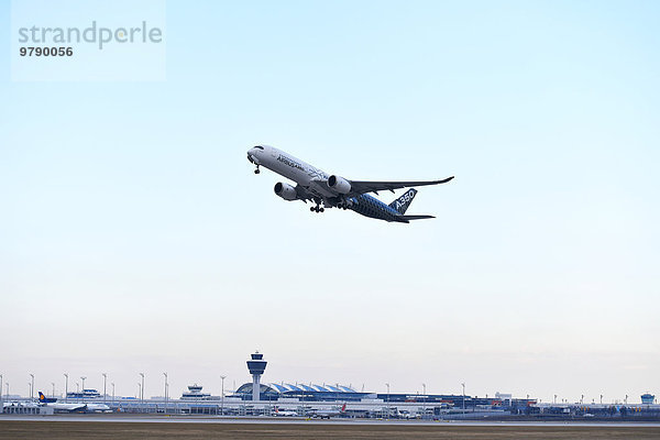'Airbus A 350 900 XWB beim Start  Flughafen München ''Franz Josef Strauß''  München  Oberbayern  Bayern  Deutschland  Europa'