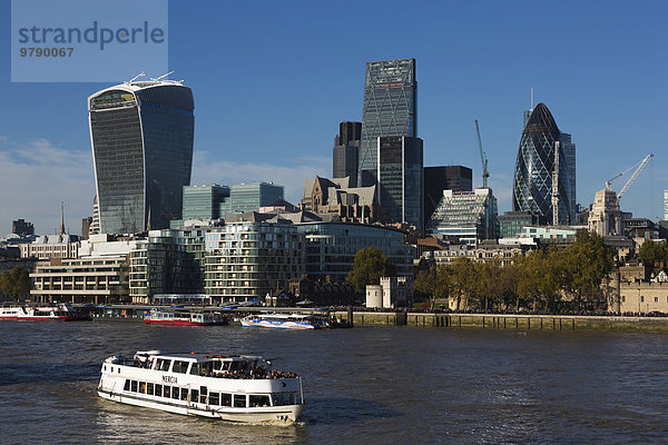 Themse mit der Skyline der City of London  London  England  Großbritannien  Europa