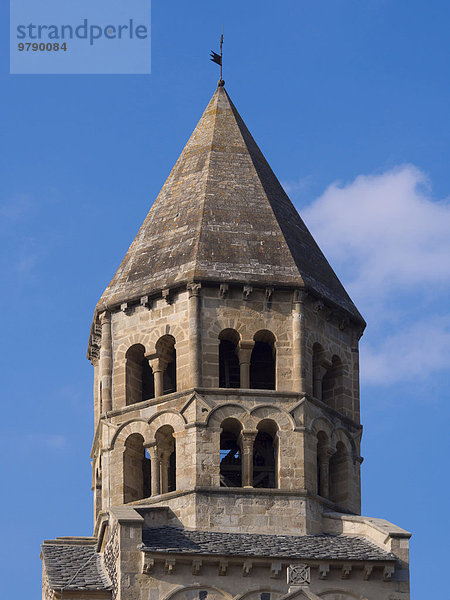 Glockenturm der romanischen Kirche von Saint-Saturnin  Département Puy-de-Dôme  Auvergne  Frankreich  Europa