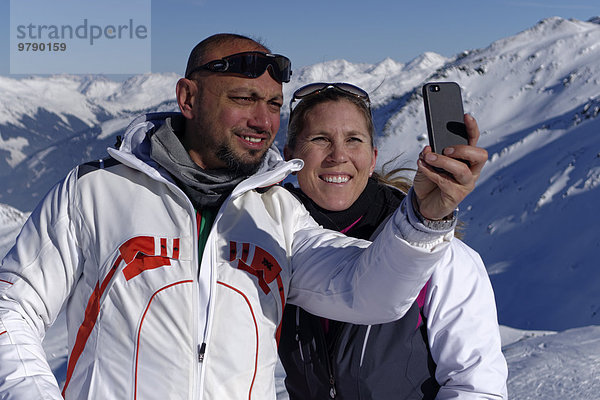 Skifahrer  Paar macht Selfie  Hochfügen im Zillertal  Tirol  Österreich  Europa