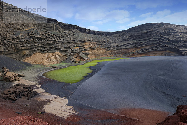Grüne Lagune  Lago Verde  durch Algen grün gefärbter Vulkansee am Lavastrand  Charco de los Clicos  Kraterkessel von El Golfo  Lanzarote  Kanarische Inseln  Spanien  Europa