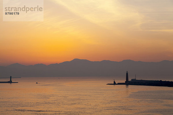 Hafeneinfahrt bei Sonnenaufgang  Neapel  Kampanien  Italien  Europa
