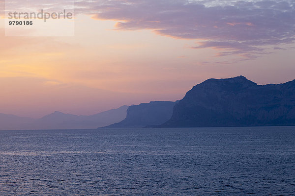Sonnenaufgang über dem Tyrrhenischen Meer  Nordküste  Sizilien  Italien  Europa