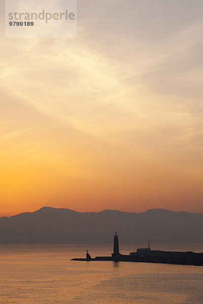 Molo San Vincenzo  Hafeneinfahrt bei Sonnenaufgang  Morgenstimmung  Neapel  Kampanien  Italien  Europa