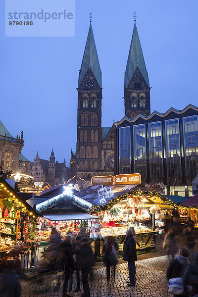 Weihnachtsmarkt  St. Petri Dom  Marktplatz  Bremen  Deutschland  Europa
