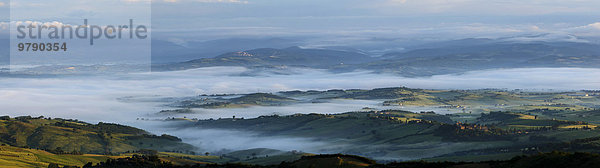 Maremma-Panorama  Ausblick von Castiglioncello Bandini bei Sonnenaufgang mit Morgennebel  südliche Toskana  Italien  Europa