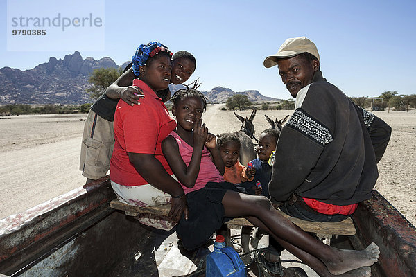 Einheimische Familie auf Eselkarren  bei Spitzkoppe  Namibia  Afrika