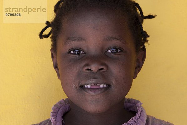 Einheimisches Mädchen mit Zahnlücke  Portrait  Uis  Namibia  Afrika