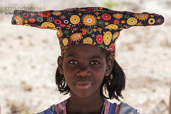 Einheimisches Mädchen  Herero-Mädchen mit typischer Kopfbedeckung  bei Uis  Namibia  Afrika